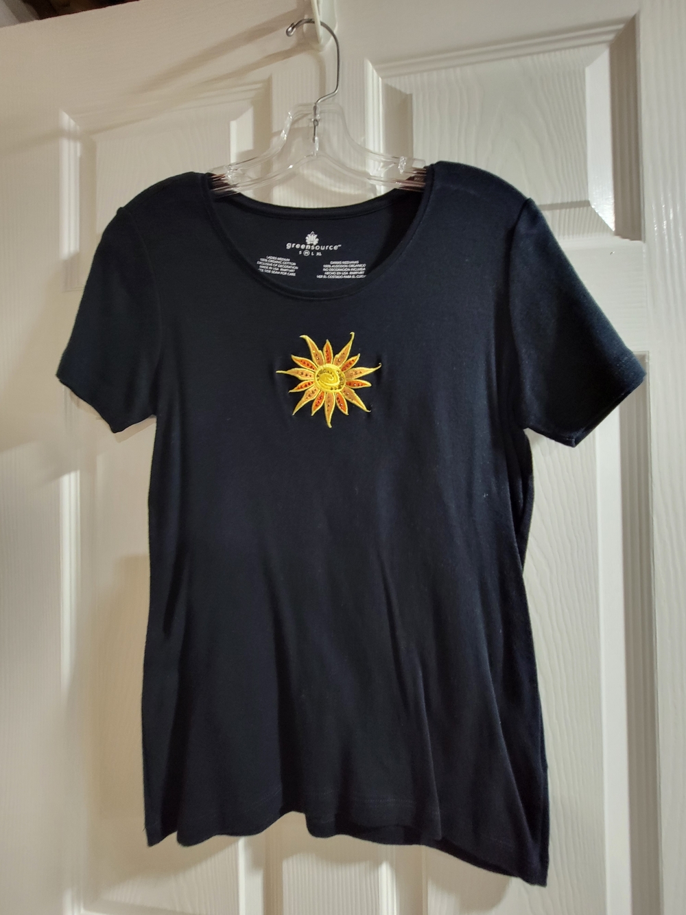 Comfy Greensource black t-shirt. Has a cool yellow and orange sun design-size M